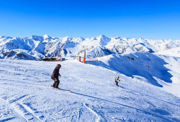 Narciarzy na stoki ośrodka narciarskiego Meribel, Francja — Zdjęcie stockowe
