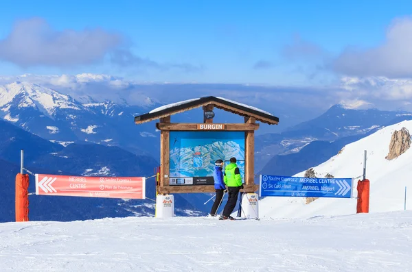 Skiers standing at the map of Meribel ski resort, France — Stock Photo, Image