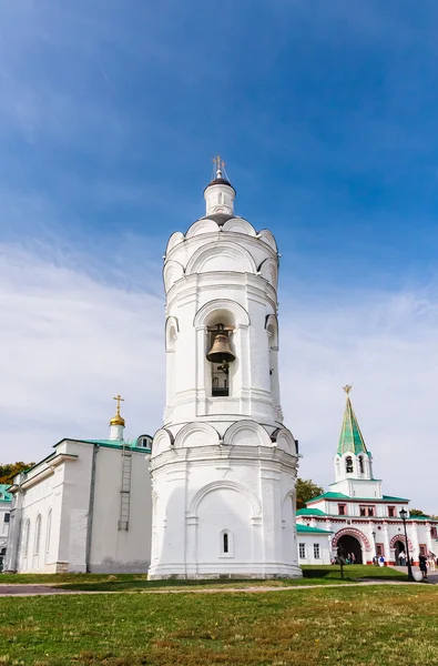 Campanario y Palacio de San Jorge (Front) Gate, Kolomenskoye Pa — Foto de Stock