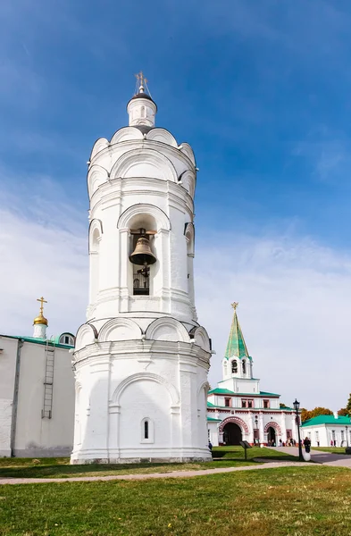 St. George's bell tower en paleis (voorzijde) Gate, Kolomenskoye Pa — Stockfoto