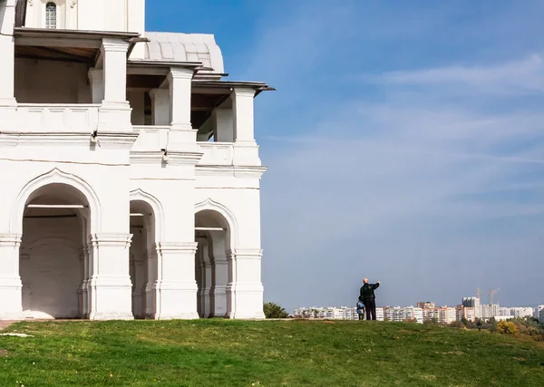 Persone intorno alla Chiesa dell'Ascensione. Museo-Riserva "Kolom — Foto Stock