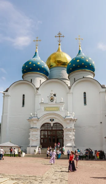 A Boldogságos Szűz Mária Mennybemenetele katedrális. Szent Háromság-St. Sergiev Posad — Stock Fotó