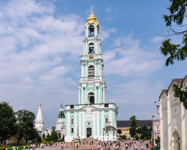 Turistler ve cemaat çan kulesi çevresinde. Kutsal Trinity-St Sergiev Posad. Moskova Bölgesi