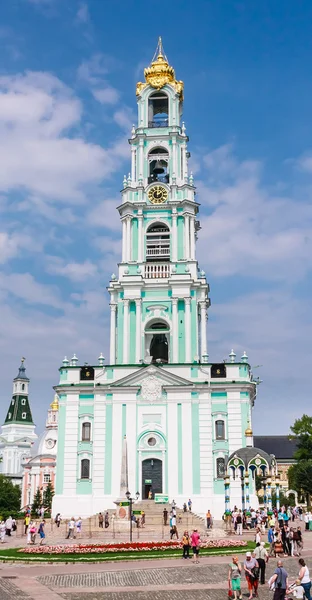 Tourists and parishioners around the bell tower. Holy Trinity-St, Sergiev Posad — Stock Photo, Image