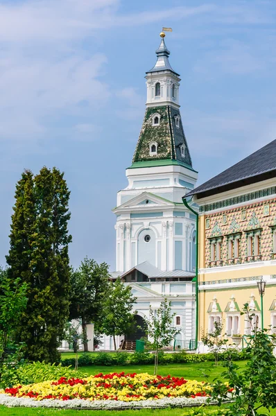 Royal Halls y la torre Caliche. Santísima Trinidad San Sergio Lavra. Sergiev Posad, región de Moscú — Foto de Stock