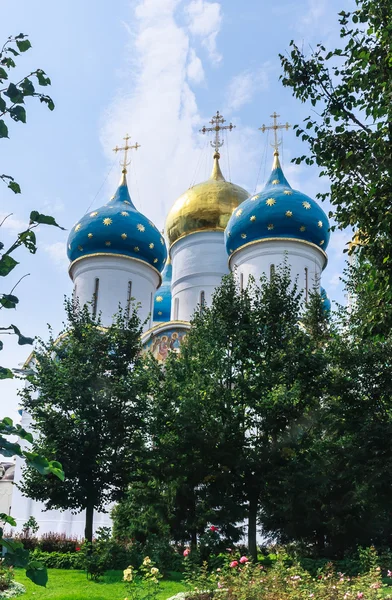 Kathedraal van de veronderstelling van de Maagd Maria. Heilige Drievuldigheid-St. Sergiev Posad — Stockfoto