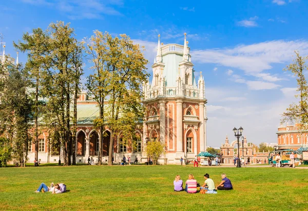 Odpočívat na trávě. Muzeum rezerva "Tsaritsyno". Moskva — Stock fotografie