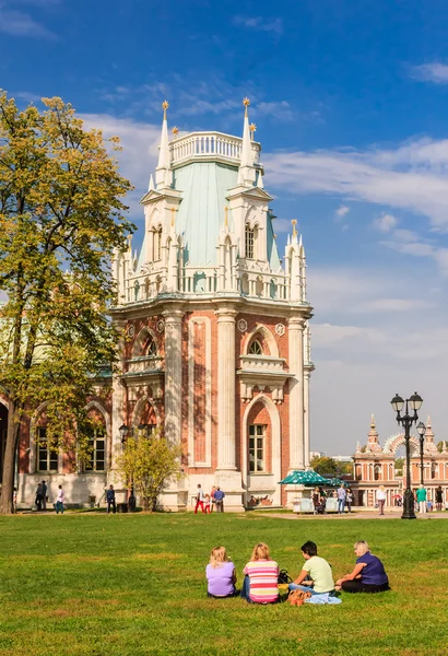 Çimenlerin üzerinde bekletin. Müze-rezerv "Tsaritsyno". Moskova — Stok fotoğraf