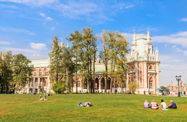 Çimenlerin üzerinde bekletin. Müze-rezerv 