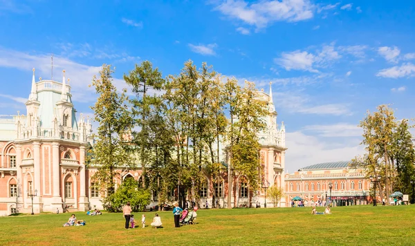 Rest on the grass. Museum-Reserve "Tsaritsyno". Moscow — Stock Photo, Image