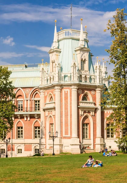 Çimenlerin üzerinde bekletin. Müze-rezerv "Tsaritsyno". Moskova — Stok fotoğraf