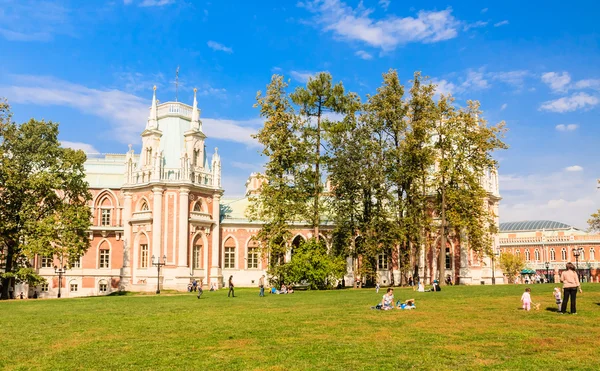Lepää nurmikolla. Museoreservi "Tsaritsyno". Moskova — kuvapankkivalokuva