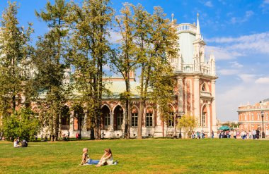 Çimenlerin üzerinde bekletin. Müze-rezerv 