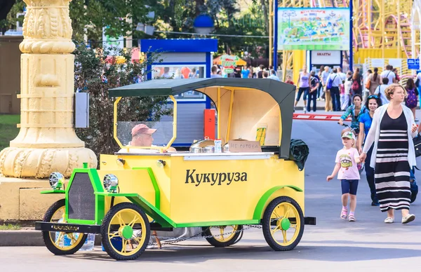 Carro decorativo para trocar milho quente. Moscovo — Fotografia de Stock