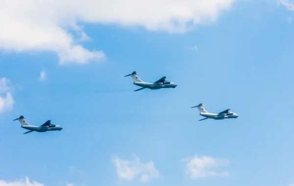 3 Iljusin Il-76md (őszinte) többcélú négy hajtóműves stratégiai airlifters repülni — Stock Fotó