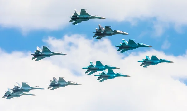 4 Su-34 FÖRSVARSSPELARE bombplaner, 4 Su-27 Flanker super manoeuverable och 2 Su-35 Flanker stridsflygplan bildar taktiska Wingon — Stockfoto