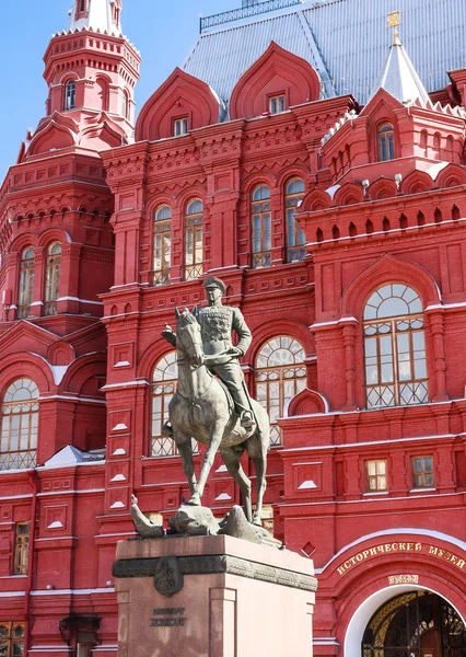 El monumento al mariscal Georgy Zhukov cerca del Museo Histórico —  Fotos de Stock