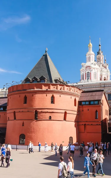 Stará věž Kitai-Gorodu na divadelní náměstí. Moskva — Stock fotografie