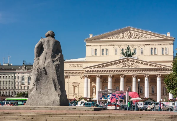 Pomnik Karla Marksa na placu Teatralnaja. Teatr Bolszoj — Zdjęcie stockowe