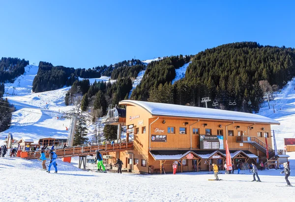 Meribel Ski Resort, Meribel Village Center (1450 m). Estación de ascensor Lower Saulire Express. Francia —  Fotos de Stock