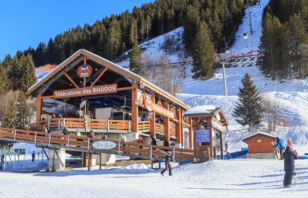 Stazione sciistica Meribel, Meribel Village Center (1450 m). Stazione di sollevamento Rhodos inferiore. Francia — Foto Stock