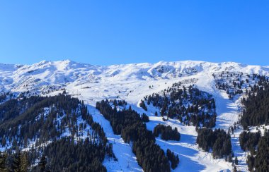 Kışın kar ile Dağları. Meribel Kayak Merkezi, Meribel köy Merkezi (1450 m). Fransa