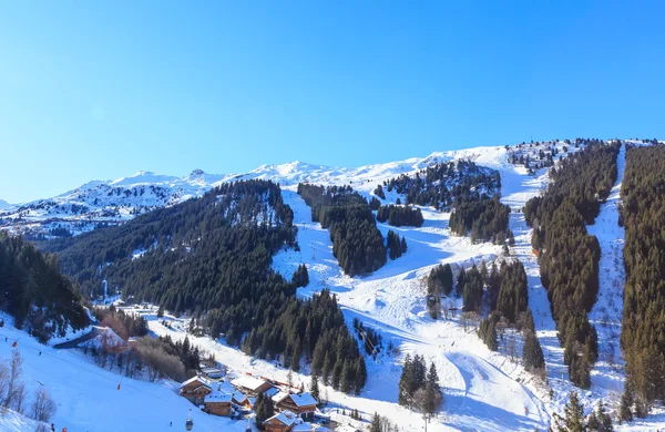 Hegyek, a téli hó. Meribel Ski Resort, Meribel falu központjában (1450 m). Franciaország — Stock Fotó
