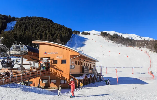 Meribel Resort, Meribel Village Center (1450 м). Нижняя станция лифта Saulire Express. Спортивная трасса. Франция — стоковое фото