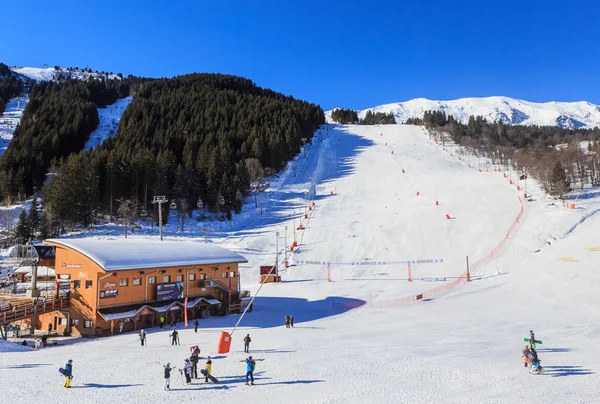 Meribel Skigebiet, Meribel Dorfzentrum (1450 m). untere Saulie-Expressstation. Sportstrecke. Frankreich — Stockfoto