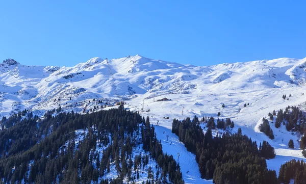 Kışın kar ile Dağları. Meribel Kayak Merkezi, Meribel köy Merkezi (1450 m). Fransa