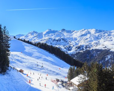 Kayakçı Meribel Kayak Merkezi eteklerinde. Fransa