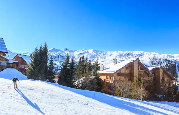 Montañas con nieve en invierno. Meribel Ski Resort, Meribel Villa — Foto de Stock