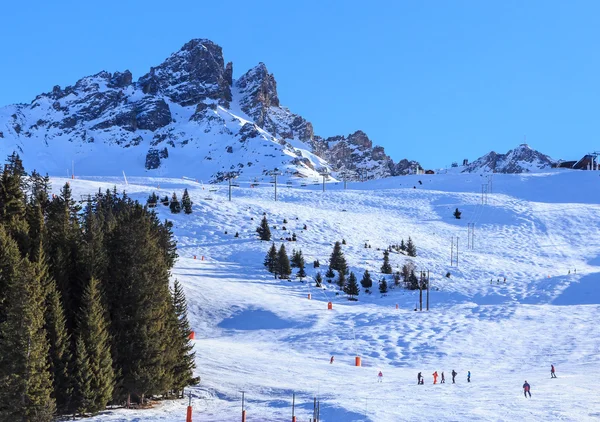 Kayakçı Meribel Kayak Merkezi eteklerinde. Fransa — Stok fotoğraf