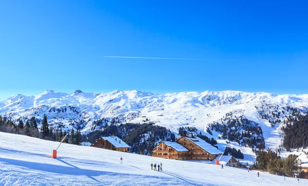 Esquiadores nas encostas da estação de esqui de Meribel. França — Fotografia de Stock