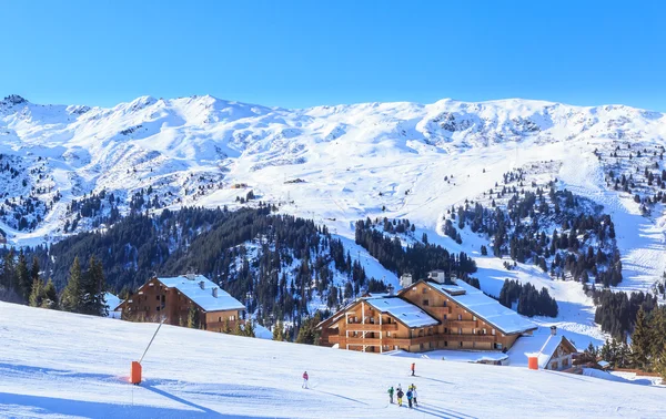 Skiërs op de hellingen van het skigebied van Meriber. Frankrijk — Stockfoto