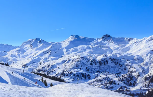 Hor se sněhem v zimě. Meribel lyžařské středisko — Stock fotografie