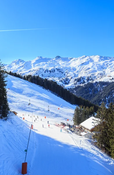 Montanhas com neve no inverno. Meribel Ski Resort, Meribel Villa — Fotografia de Stock