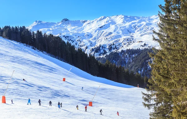 Síelők a lejtőin a Meribel síközpont. Franciaország — Stock Fotó