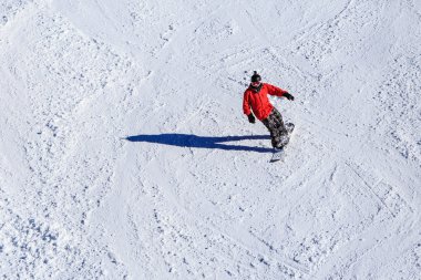 Karlı kayak pisti üzerinde snowboard