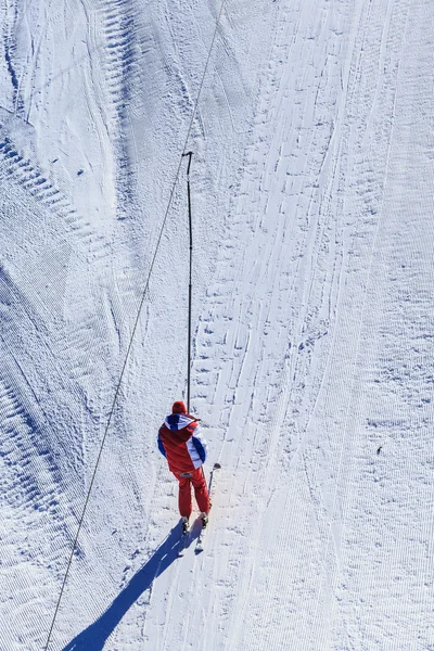 スキーヤーがスキー場のリフトで坂を登り — ストック写真