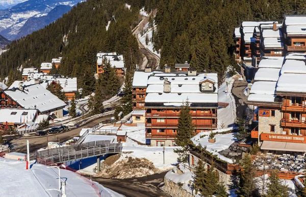 Chata na svazích údolí Meribel. Ski Resort Meribel — Stock fotografie