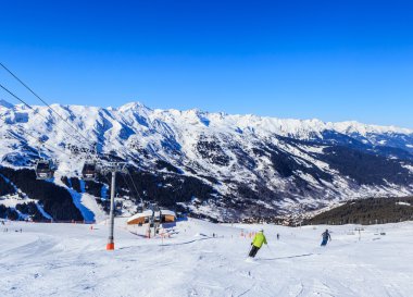 Kayakçı Meribel Kayak Merkezi eteklerinde. Fransa