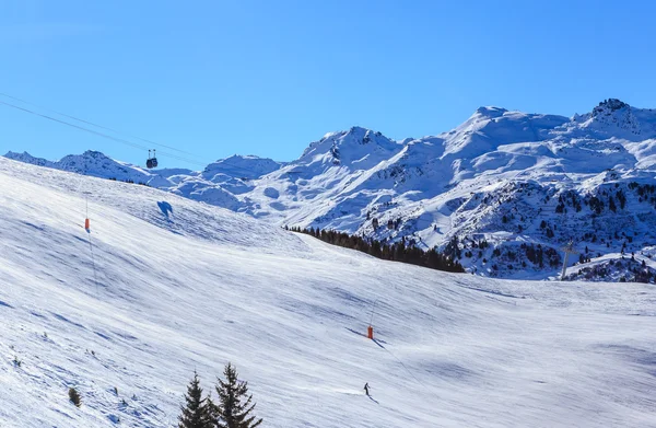 山坡上的梅里贝勒的滑雪胜地。法国 — 图库照片
