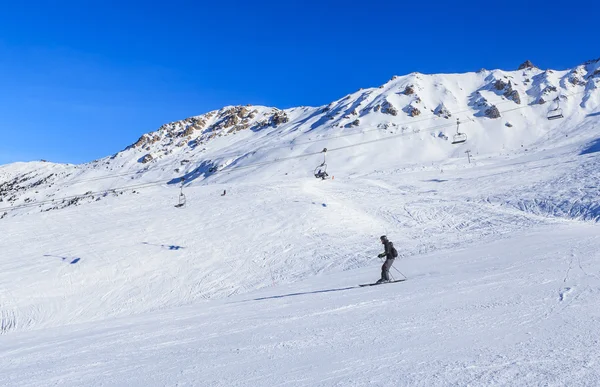 Skidåkare i backen av skidorten i Meribel, Frankrike — Stockfoto