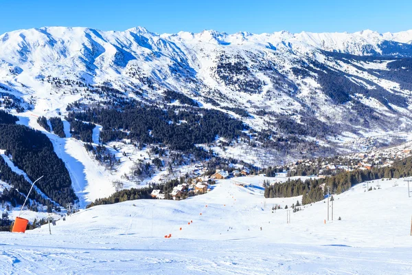 Sulle piste della stazione sciistica di Meriber. Francia — Foto Stock