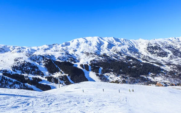 På sluttningarna av skidorten Meribel. Frankrike — Stockfoto