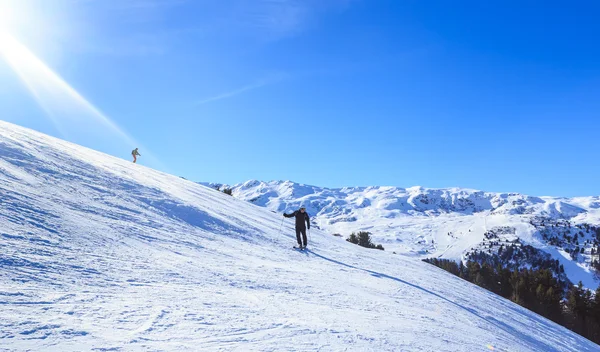 Sciatore sulle piste della stazione sciistica di Meribel, Francia — Foto Stock