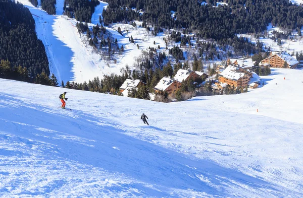 Esquiadores en las pistas de la estación de esquí de Meribel, Francia —  Fotos de Stock