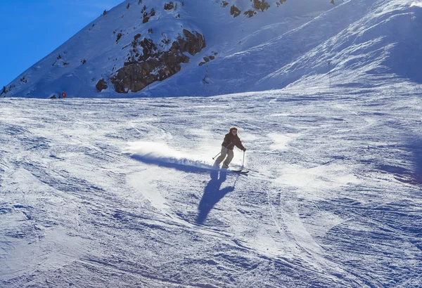 Лыжник на склонах горнолыжного курорта — стоковое фото