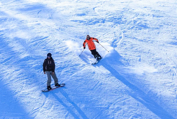 Skier and snowboarder on the slopes of the ski resort — Stock Photo, Image